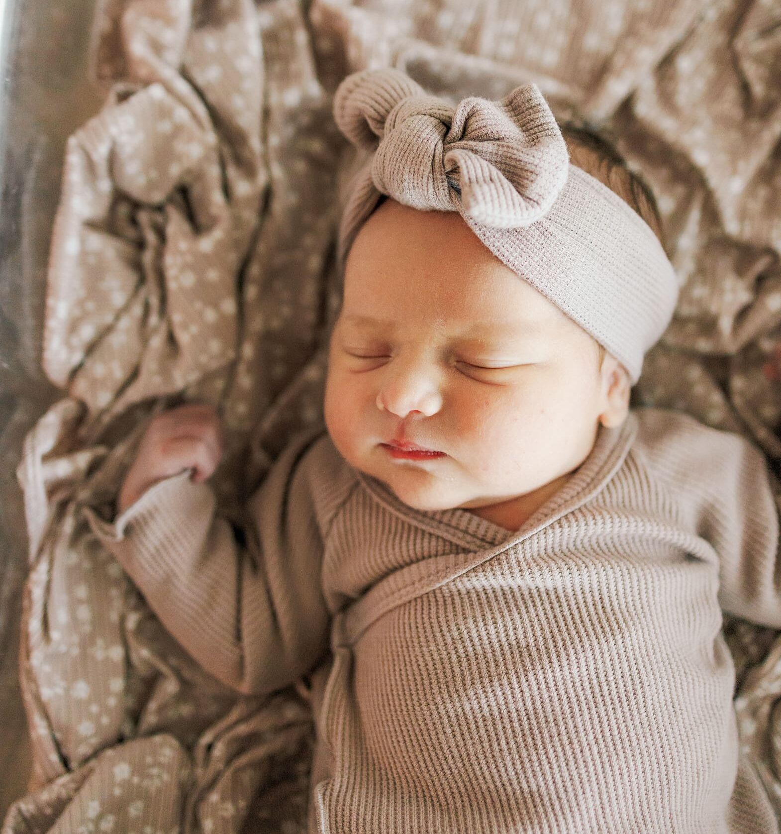 fresh 48 photographer Jess Pearson captures newborn baby during session at Clarksville tn hospital