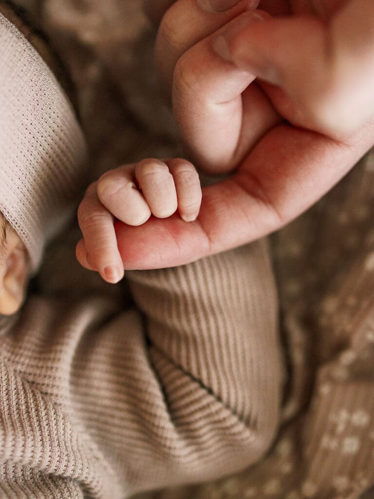 fresh 48 photographer Jess Pearson captures hand details of a newborn during her Clarksville TN hospital session. 